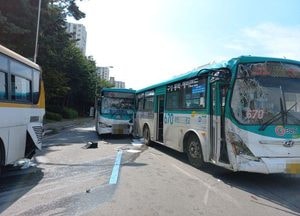 용인 보정역서 버스 3중 추돌사고...승객 13명 부상