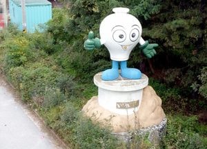 국도변 설치 여주도자기 조형물 ‘관리 안 돼, 되레 망신’