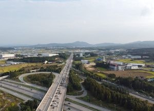 연휴 첫날 오전부터 고속도로 곳곳 정체···‘505만대 이동 예상’