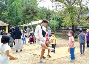 [포토] 제기 차는 ‘우리 아빠’ 멋져