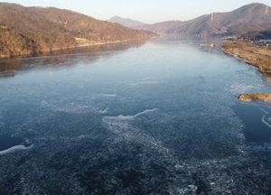 [드론이 본 세상] 세밑한파에 ‘꽁꽁 언 남한강’