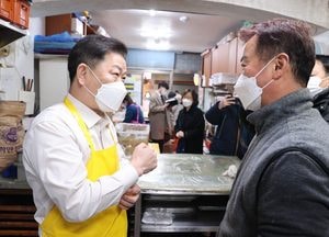 [포토] “힘내세요” 광명전통시장 찾아 "소상공인 격려하는 박승원 시장"