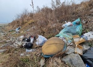 [르포] 캠핑·차박·낚시철 지난 ‘화성호의 민낯...쓰레기장 방불’