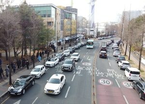 [포토] 밀려드는 검사자...수원시방문보건센터 수백여명 몰려