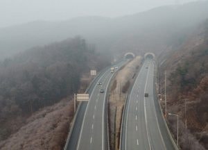 [포토] 제2영동고속도로에 짙은 안개...안전운전 필수