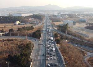 설 연휴 앞두고 귀성길 시작…호법분기점 대전방향 정체