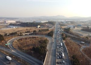 서울→부산 4시간40분…고속도로 귀성 정체 오후 6시부터 해소