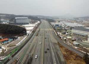 설 당일 귀성·귀경길로 매우 혼잡...부산→서울 7시간 10분