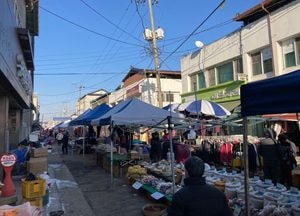 마찰 잤던 여주 5일장 노점 매대 “40년만 중간 배열로 정비”