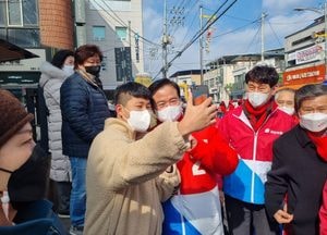[포토] 대선 유세장에서 "청년과 셀카찍는 최춘식 의원"