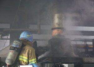 안산 섬유가공공장 기계 과열로 불..인명피해 없어