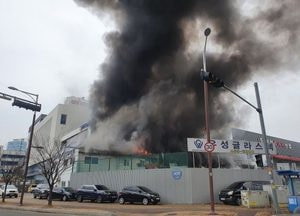 군포 유리공장 색칠기계서 화재…3명 부상, 36분 만에 진화