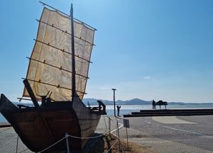 [포토] 사진은 필수...평택호 관광단지서 인증샷 남기는 부부