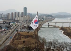 [포토] 3.1절 앞두고 펄럭이는 태극기