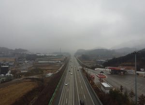 [포토] 3.1절 연휴 안개 낀 제2영동고속도로...소통 원할