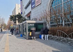 코로나19로 폐쇄된 흡연부스...‘고통받는 보행자’