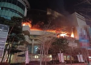 부천 복합쇼핑몰 건물서 새벽 화재...2시간 만에 꺼져