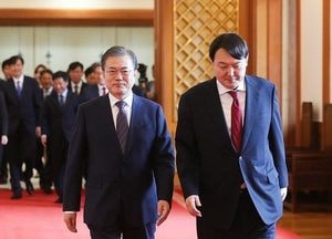 文대통령-尹당선인, 16일 ‘청와대 회동’···국정운영 인수인계 등 국정 전반 논의