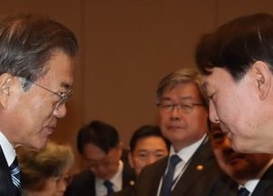 文 대통령, 尹 당선자에 ‘회동 제안’···청와대 문은 언제나 열려있다 강조