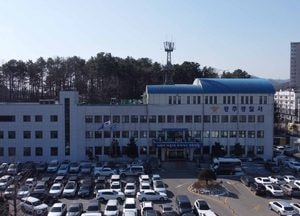 7세 아이 차량 운전...담벼락 충돌하고, 인근 주차 BMW·카니발 차량 파손