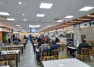 [포토] 확진자 감소에 "손님 부쩍 늘어난 고속도로 휴게소"