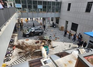 의정부시청사 2층 높이 주차장서 관용차량 추락, 주무관 1명 부상