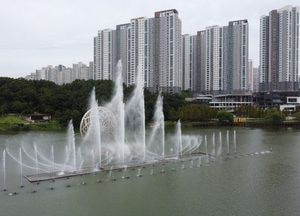 시원한 물줄기...‘화성시 동탄호수공원, 루나분수’ 어린이날부터 운영