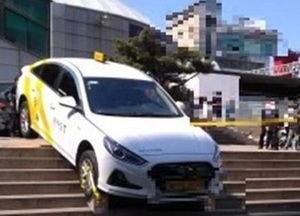 부천 전철역 광장 계단에 택시 걸쳐져…택시기사 "초행길"