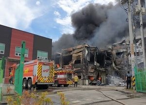 화성 송산리 화장품 원료 제조공장서 불···건물 모두 태우고 3시간 만에 진화