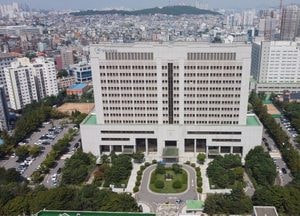 “나는 여친으로 생각한다” 지인의 지인 스토킹한 트로트가수 징역형