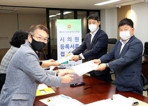 “항상 낮은 자세로 시민 섬기는 정치할 것”···인천시의원 당선인, 의원 등록 시작