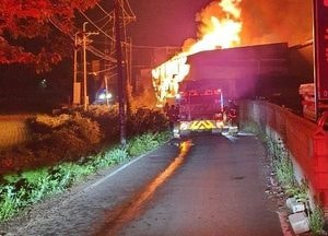 김포 대곶 목재공장 불···인명피해 없어