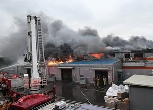 화성 식품가공공장서 불...5시간 30만에 진화