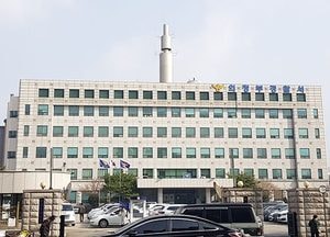 아파트 계단서 잠복했다가 20대女 흉기로 찌른 20대男...주민들 제압