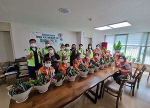 다육 화분 만들어볼까...화성시 새솔동 지사협, 매월 6개 경로당서 ‘힐링브릿지’ 개최