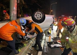 양주, 도로 달리던 승용차 새벽 빗길 전복 사고...운전자 등 4명 병원 행
