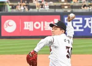 KT 위즈-한화 이글스 경기서 ‘시구’하는 이재준 수원시장