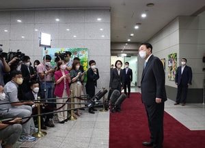 윤대통령, 휴가 마치고 13일 만에 출근···'도어스테핑' 통해 '국민의 관점' 강조