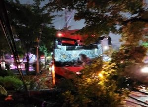 부천 ‘빗길 광역버스 승용차 추돌 후 전신주 들이받아’...60대 여성 운전자 중상