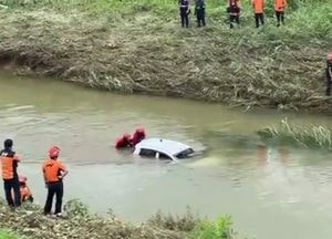 파주, 갈곡천서 침수 차량 발견...차주, 자택서 무사 “며칠 전 차량 떠내려가”