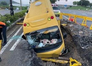 성남, 병원 조리사 태운 새벽 통근버스 ‘대형 포트홀’ 추락...8명 경상