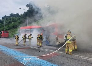 과천봉담도시고속화도로 달리던 광역버스 ‘불’...승객 안전