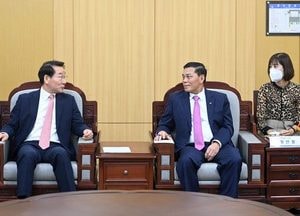 유정복 시장, 응웬 반 틍 시장과 환담...“인천·베트남 하이퐁시 우호 계속 돈독하길”