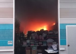 평택, 컨테이너 ‘불’...인근 원단 보관창고로 옮겨 붙어