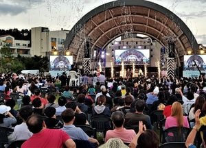 제36회 이천도자기축제 화려한 개막...3년 만에 대면 축제에 800여명 운집