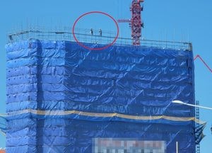 김포 오피스텔 현장 ‘강풍 불구, 안전망 없는 15층서 아슬아슬 작업’