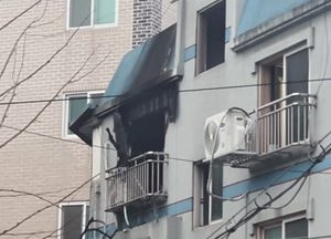 광명 다세대주택 4층서 ‘불’...입주민 소유, 사다리차로 무사히 '구조'
