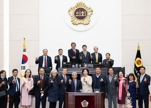 베트남 빈롱성·메콩대학교 대표단, 인천시의회 방문