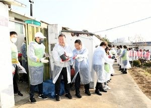 김경일 파주시장 ‘연탄나눔 봉사’ 참여…자원센터와 소외이웃의 ‘겨울나기 도와’