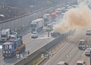 용인 영동고속도로서 3중 추돌…경차 탑승자 3명 사망·2명 경상